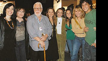 Nos estúdios do Projac, Rio, Maneco apresenta o elenco de sua nova produção. Longe das novelas desde Mulheres Apaixonadas, de 2003, ele reúne em harmonia estreantes em sua trama, ex-casais e ícones da TV.