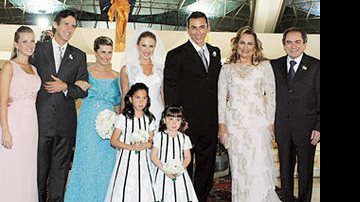 Os noivos entre a irmã e os pais dela, Juliana, Jair e Vanderli; os pais dele, Gitana e Raimundo Lira; e as damas Fernanda e Isabela Gomes.