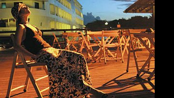 No píer do Kuat Club, com o barco/hotel cinco estrelas Iberostar Gran Amazon ao fundo, a cantora relaxa na Ilha de Parintins, Amazonas.