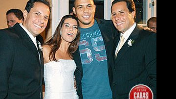 Recém-casados, Marcelo e Cinthia recebem Ronaldo e Roberto, gêmeo do noivo, na cerimônia na Mansão das Heras, Rio.