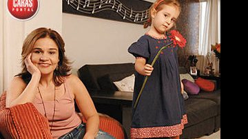 Na sala de casa, no Rio de Janeiro, é evidente o carinho entre a menina e a atriz de A Diarista, que enfrenta doença incurável do sistema nervoso central.