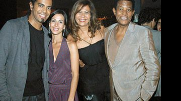 Jair Oliveira, com a mulher, Tânia Khalill, felicita os pais, Claudine e Jair Rodrigues, em prêmio de música, no Rio.