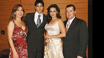 Na 12ª edição do Oscar da Beleza, os atores festejam entre os executivos da Avon, Silvana Cassol e Carlos Parente.