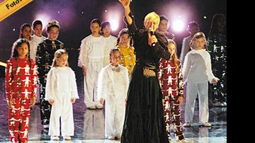 Cerca de 7 000 pessoas acompanharam a primeira noite do show da TV Globo, que teve apresentação de Xuxa e de Sandy e Junior.