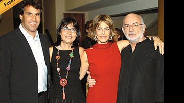 Após sessão de Achadas e Perdidas, as atrizes recebem Rodrigo Paiva, namorado de Maitê, e Silvio de Abreu