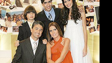 O casal Bebeto e Denise, com os filhos Mattheus e Roberto Nilton, festeja a modelo Stéphannie, que vai mudar para Milão, durante festa no Rio.