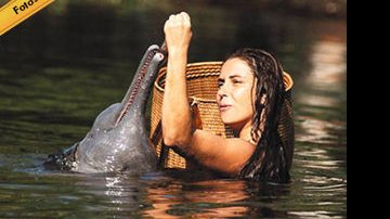 Giovanna nada no Rio Negro, na Amazônia, onde começa a gravar a minissérie que estréia em janeiro de 2007 na Globo