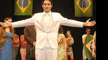 O herdeiro de Antonio Fagundes e Mara Carvalho protagoniza a comédia Gente que Faz, no Teatro Augusta, em São Paulo.