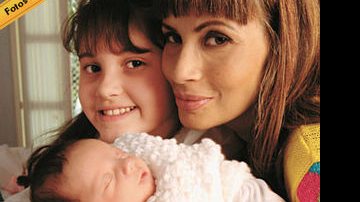 Em casa, no Rio, a atriz e sua filha mais velha, Maria Antonia, mimam o bebê.