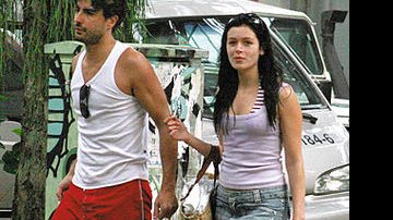 Solteira há quatro meses, após fim do noivado com Marcus Braga, atual de Ivete Sangalo, a estrela de Cristal, do SBT, passeia em Ipanema com o ator.