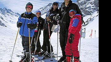 Juntos há oito meses, Glória e Carlos Araújo reúnem a família para esquiar: os filhos dele, Pedro e Maria (de rosa), e Júlia, afilhada dela.