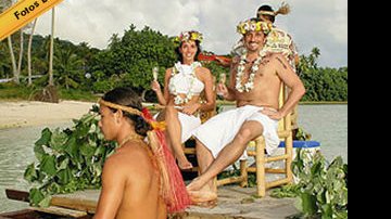 Após a cerimônia na ilha de Moorea, os noivos, com trajes típicos â¬" ele ainda ganhou tatuagens de henna â¬" passeiam de catamarã