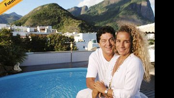 Em sua cobertura com vista para a Pedra da Gávea, no Rio, o ator de Cobras &amp; Lagartos abraça Desireé, sua mulher há 20 anos