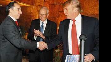 Ricardo Bellino, o vice-presidente das Organizações Trump, George Ross, e Donald Trump