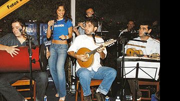 Na inauguração do Bar da Boa, Rio, Juliana mostra seus dotes musicais com Cavalcanti, João e Rafael, do grupo Casuarina