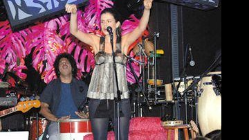 Mariana canta o repertório de Kavita 1 (poeta, em sânscrito) em concorrida apresentação na casa de shows Tom Jazz, em São Paulo