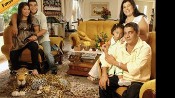 Na sala de casa, na Barra, Rio, decorada por ele próprio, Zeca reúne a família: os filhos Elisa, Louis e Maria Eduarda e a mulher, Mônica.