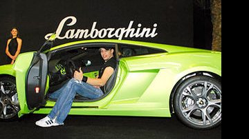 No alto, Kiko, do KLB, elogia o carrão da Lamborghini.