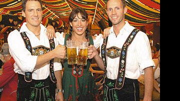 Em viagem à Munique, ela, que está de volta à TV Globo, comemora aniversário de 25 anos cercada de animados alemães, boa música e, claro, muita cerveja