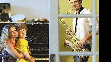 Em casa, ator de Páginas da Vida toca sax para a mulher, a pianista Delia Fischer, e Antonio