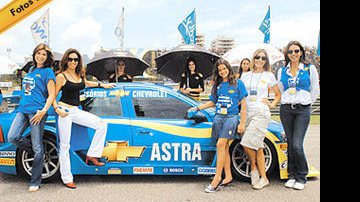 Leila, Claudia, Bruna, Mila e Dalma posam ao lado do Astra Chevrolet, carro-madrinha do evento
