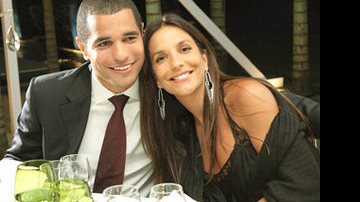 A cumplicidade do casal Marcus Braga e Ivete Sangalo, junto há quase quatro meses, em jantar oferecido a ela por Bia e João Doria Jr., em São Paulo