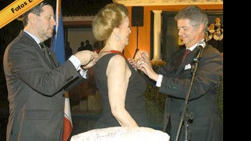 Ajudada por Romaric Büel, Lily recebe a homenagem do embaixador Antoine Pouillieute
