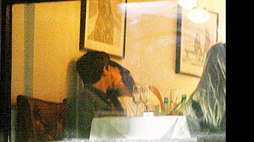 Carolina e Giane, que em Belíssima viveram affaire, em clima quente na vida real: eles se beijam na boca, no Copa Café, Rio