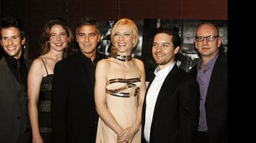Cate, usando Versace, com Christian Oliver, Robin Weigert, George Clooney, Tobey Maguire e o diretor Steven Soderbergh