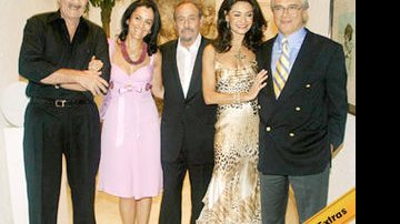 Entre os elegantes casais Paulo Setubal e Ana Eliza, e Rutinha e Paulo Malzoni, o espanhol Zaragoza, da DPZ, comemora mais um ano de felicidade na vida em família e na profissão