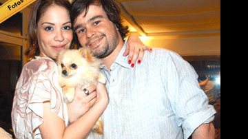 Júlia com Felipe, filho do diretor Ignácio Coqueiro, e Lola, cadela da raça Lulu da Pomerânia que ganhou de seu amado há um ano e meio