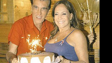 No Porcão, na Barra, Rio, a atriz festeja os 47 anos do promoter Amin Khader