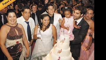 Na hora do bolo, debutante, pais e irmãos, Louis, Maria Eduarda e Eduardo