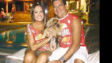 Em casa, no Rio, na primeira aparição pública após a crise, Susana e Marcelo brincam com o yorkshire Clark Gable e pela primeira vez falam sobre a reconciliação