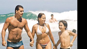 Em Búzios, cercada pelo marido e pelo neto Bruno, a atriz curte o mar em clima de romance.