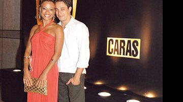 A ex do cantor Fábio Jr. chamou a atenção ao circular com o empresário Leonardo Lopes