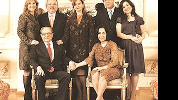 O casal com as filhas Karla, Mônica e Isabel e os genros Alexandre e Sérgio. A família se reúne em Lisboa para celebrar os 50 anos de união de Paes e Zilda