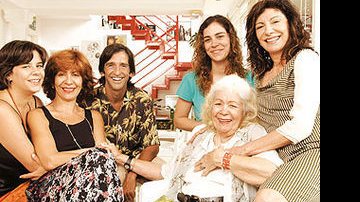A sobrinha Amora, a irmã Sandra, os filhos Ricardo Graça Mello e Nina Morena e a mãe, Dinorah, festejam Marília no apartamento da atriz, Rio