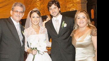 Para o álbum: os noivos entre os pais dela, Claudio e Ilna