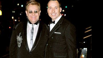 Elton John com com seu companheiro, David Furnish