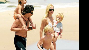A top model argentina e o marido, Alejandro, passeiam com os filhos Balthazar, Tiziano e Benicio, no colo dela