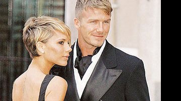 Um dos casais mais fashion do mundo, David e Victoria Beckham exibem corte e cor de cabelos parecidos, em festa do futebol em que ele é premiado, Londres