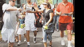 O tenista catarinense dá autógrafos para os fãs que acompanharam o torneio no Crandon Park, que reúne público de 270 000 pessoas