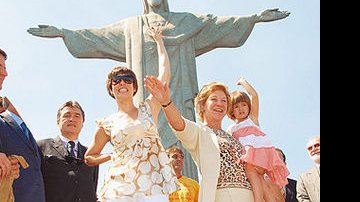 Marta, com Maria Luiza no colo e ao lado da nora Maria Paula, faz campanha para eleger o monumento como uma das sete maravilhas do mundo moderno