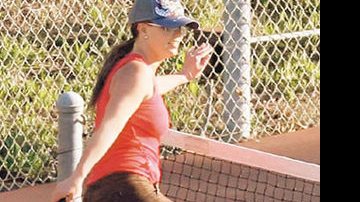 Britney se aquece antes do início de uma divertida partida de tênis com um amigo, na cidade de Malibu, na Califórnia