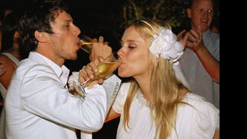 Tiago e Carolina fazem o tradicional brinde com champanhe, no Rio