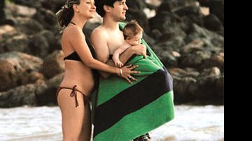 Após lançar o filme em Londres, ele viaja ao Havaí e curte dias de praia com a mulher e a filha