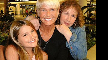 Na terça, 1º, no aeroporto de Orlando, Sasha e Xuxa se despedem de Alda, que está morando na Flórida, após uma semana de diversão