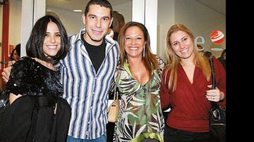 De cabelo curto, cantora vai a show da turnê <i>Duas horas de sucesso</i>, de Zezé Di Camargo &amp; Luciano, com o seu noivo, a sogra Tânia e a cunhada, Eduarda Buaiz
