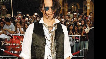 Descontraído, Johnny Depp é o último a chegar e dedica-se a assinar autógrafos no tapete vermelho da Disneylândia